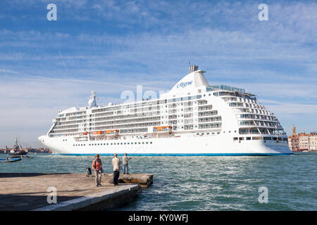 Regent Seven Seas Voyager Kreuzfahrt in Venedig, Italien im Schlepptau in den Canale della Giudecca von Basino San Marco Stockfoto