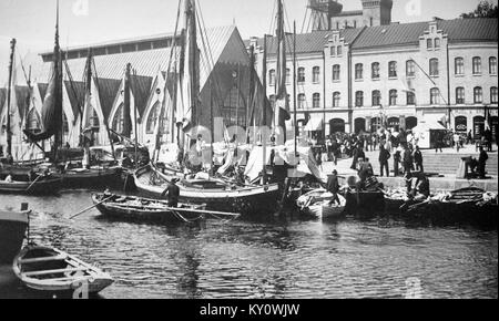 Foto von Feskekôrka, der historischen Fischmarkthalle in Göteborg, Schweden, aus dem Jahr 1978. Das Gebäude, inspiriert von der gotischen Kirchenarchitektur, ist ein Wahrzeichen des maritimen und kulturellen Erbes der Stadt. Stockfoto