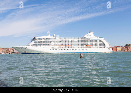 Regent Seven Seas Voyager Kreuzfahrt in Venedig, Italien unter tow Pasing durch Basino San Marco und Castello Stockfoto