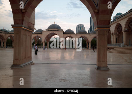 Im Herzen von Tschetschenien (akhmad Kadyrow) Moschee Innenhof, am späten Abend, Grosny, Tschetschenien Stockfoto