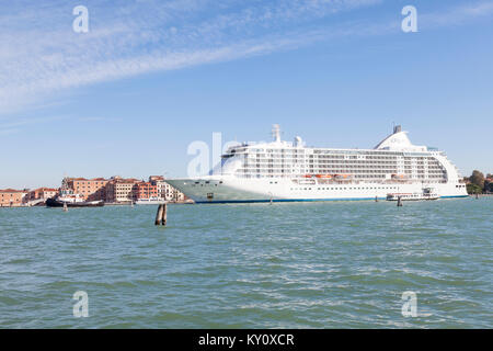 Regent Seven Seas Voyager Passagierschiff in Venedig, Italien im Schlepptau vorbei Castello durch St Marks Becken Stockfoto