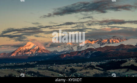 Sonnenuntergang auf die Landschaft der Hohen Tatra mit Schnee im Frühling in der Slowakei von Zakopane, Polen Stockfoto