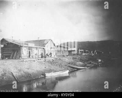 Dieses Foto aus der Zeit um 1898 zeigt die First Avenue in Fortymile, Yukon Territory. Das Bild zeigt die frühe Entwicklung dieser abgelegenen Siedlung im späten 19. Jahrhundert. Stockfoto