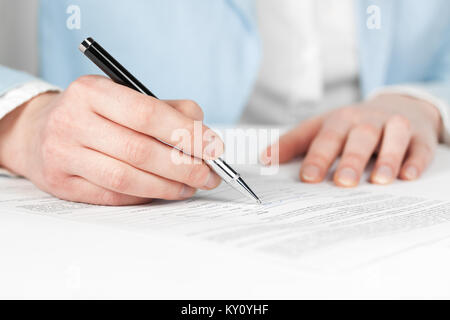 Business Frau Unterzeichnung Vertrag Stockfoto