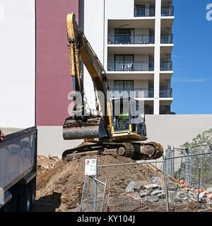 Gosford, Australien - 31. August. 2017: Aushub Fortschritte auf einem Block von neuen Einheiten im Bau am 47 Beane St. Gosford, Australien Stockfoto