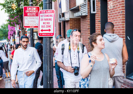 Washington DC, USA - August 4, 2017: Glückliche junge Leute, Studenten zu Fuß am Abend in der Innenstadt Stadtteil Georgetown und Backsteinbauten, Stores, e Stockfoto