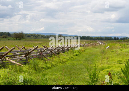 Blick nach Norden Westen entlang der Split-Schiene Fechten aus Cemetery Ridge in Richtung Seminary Ridge, Gettysburg National Military Park, Pennsylvania, United States. Stockfoto