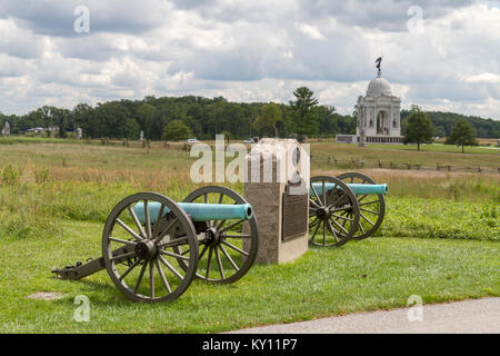 Suchen Vergangenheit Artillerie in Richtung der Pennsylvania State Memorial, Gettysburg National Military Park, Pennsylvania, United States. Stockfoto