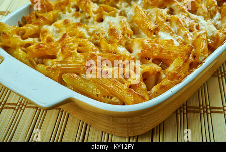 Crockpot Million Dollar Pasta, traditionelle gebackene Nudeln aber ist ganz im Slow Cooker, auch die Nudeln. Stockfoto