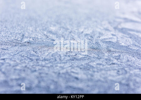 Makro Nahaufnahme von frost Schnee Eiskristalle am Fenster Glas auto Oberfläche, Muster, Textur und Bokeh Stockfoto