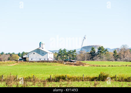 Ländliche West Virginia Bauernhof Landleben Landschaft mit Teleskop im Herbst, Herbst Gebäude Halle Stockfoto