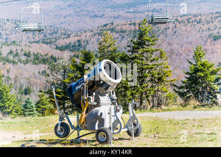 Schneeschuhwandern, USA - 18. Oktober 2017: Puma snow maker Maschine in der Nähe von Skigebiet Hang im Herbst, Herbst Skilift im berühmten Stadt Dorf in West Virginia, WV o Stockfoto