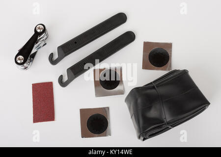 Fahrrad Reifen Schlauch Punktion Repair Tool Kit, der Werkzeuge für die Reparatur einer Reifenpanne Rohr, auf weißem Hintergrund, studio Foto. Stockfoto