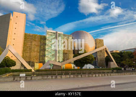 NAGOYA, Japan - 21. NOVEMBER 2015: Nagoya City Science Museum beherbergt die größte Planetarium der Welt, sie schildert die Biowissenschaften und allgemeine Überwachungspersonen Stockfoto