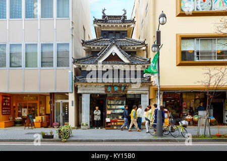 MATSUMOTO, Japan - 21. NOVEMBER 2015: Unbekannter Book Shop mit replizierten Stil des berühmten "Crow Burg oder Schloß Matsumoto in der Nähe der Stockfoto