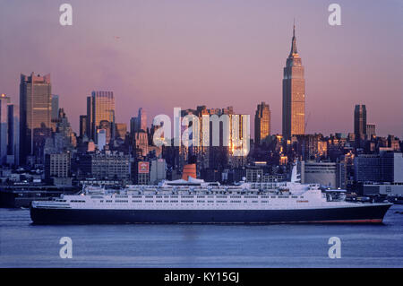 1987 historische QUEEN ELIZABETH 2 TRANSATLANTISCHE KREUZFAHRT CUNARD LINE (© 1969) Hudson River die Skyline von MIDTOWN MANHATTAN NEW YORK CITY USA Stockfoto