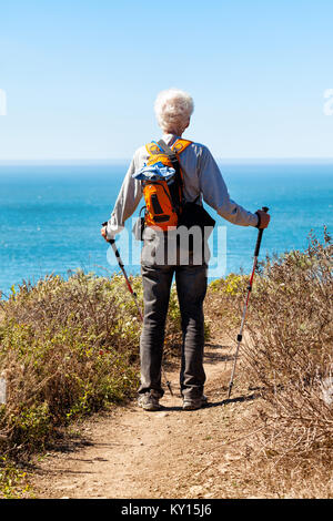 Aktive ältere Menschen wandern auf einem Trail bleibt bei einem Blick auf den Pazifischen Ozean, 30 km nördlich von San Francisco. Positive Konzept für gesundes Altern. Stockfoto