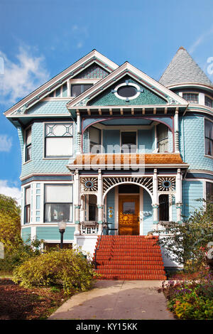 Viktorianisches Haus in Hellblau mit weißen Lebkuchenordnung. Queen Anne Stil. Standort: San Francisco Bay Area, Alameda Stockfoto