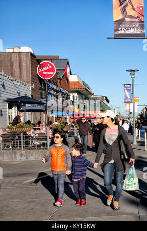 SAN FRANCISCO - Feb 22, 2014: Unbekannter Besucher Spaziergang entlang einer Straße im historischen Fisherman's Wharf, einer der populärsten Touristenattraktionen in San Francisco Bestimmungen Stockfoto