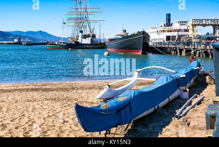 SAN FRANCISCO - Feb 22, 2014: historische Boote und andere Wasserfahrzeuge im Hyde St. Pier am Fisherman's Wharf, Teil des San Francisco Maritime Nationa Stockfoto