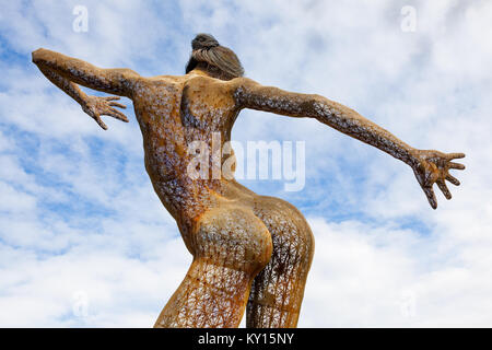 SAN FRANCISCO - Okt 21:40-Fuß-mesh Skulptur einer Frau namens Bliss Tanz der Künstler Marco Cochrane auf Treasure Island in San Francisco am Okt. 21,2012 Stockfoto