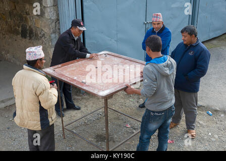 Männer spielen Spiel des carrom in Straße in Pokhara, Nepal Stockfoto