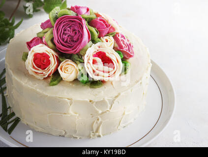 Geburtstag Kuchen mit Blumen Rose auf weißem Hintergrund Stockfoto