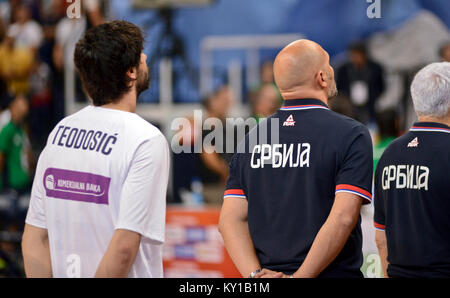 Milos Teodosic und Aleksandar Djordjevic während der Hymne - Serbien Basketball Nationalmannschaft. FIBA OQT Tournament, Belgrad 2016 Stockfoto