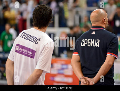 Milos Teodosic und Aleksandar Djordjevic während der Hymne - Serbien Basketball Nationalmannschaft. FIBA OQT Tournament, Belgrad 2016 Stockfoto