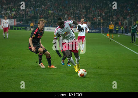 Die senegalesischen Red Bull Salzburg winger Sadio Mané Pässe Ajax Amstardams dänischen Mittelfeldspieler Christian Poulsen im FC Red Bull Salzburg 3-1 Heimsieg. Gonzales Foto/Christoph Oberschneider Stockfoto