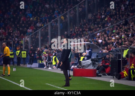 Ajax Amsterdam Manager Frank de Boer war von Anfang an auf eine fast unmögliche Aufgabe nach Ajax home 0-3 vor einer Woche verloren. Und es hat nicht im Rückspiel, wo Ajax verloren 3-1 in der Red Bull Arena besser zu erhalten. Gonzales Foto/Christoph Oberschneider Stockfoto