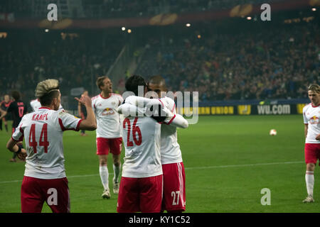 FC Red Bull Salzburg der führenden Stürmer Jonathan Soriano (26) und Alan umarmt einander nach einem Ziel in Ihren 3-1 Gewinn über Ajax Amsterdam home bei Red Bull Arena. Auf der linken Seite ist der Mittelfeldspieler Kevin Kampl (44) dargestellt. Gonzales Foto/Christoph Oberschneider Stockfoto