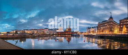 Helsinki, Finnland. Panoramablick auf den Pier, den Damm auf Kanavaranta Street, der Uspenski-kathedrale und Pohjoisranta Straße im abendlichen Lichterglanz. Stockfoto