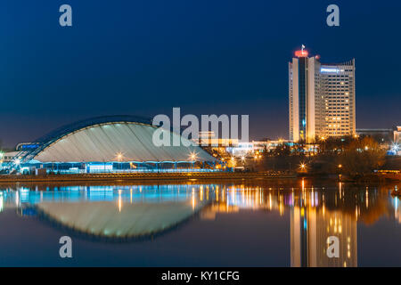 Minsk, Weißrussland. Alten sowjetischen Hotel Gebäude im zentralen Teil von Minsk, Downtown Nemiga. Ansicht mit Wasser Reflexionen in swislotsch River. Night Scene Street Stockfoto