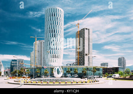 Batumi, Adscharien, Georgia. Öffentlichen Dienst Halle in Batumi, Adscharien, Georgia. Sonnigen Sommer Tag mit blauen Himmel über der Straße. Die städtische Architektur in Batumi. Stockfoto