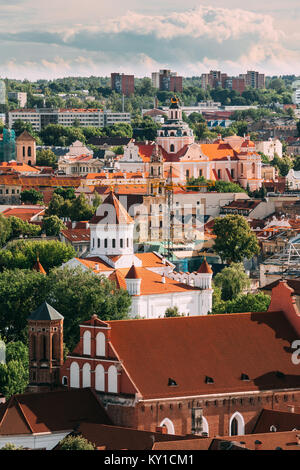 Vilnius, Litauen. Blick auf die Kirche von St. Kasimir, Kirche der Seligen Jungfrau Maria vom Trost, Kathedrale der Theotokos, Kirche des Hl. Franziskus und der Hl. Stockfoto