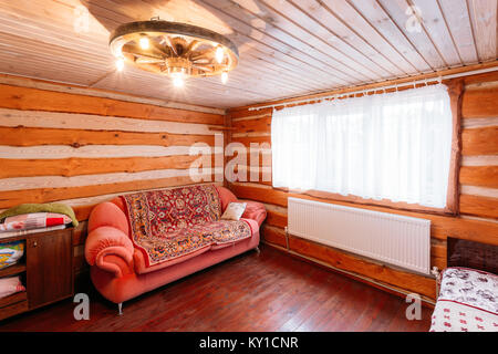 Innere der Toilette In belarussischen und russischen hölzernen Gästehaus im Dorf oder auf dem Land Belarus oder Russland. Öko-Tourismus und Reisen. Stockfoto