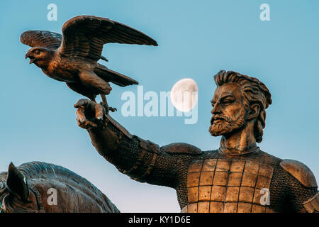 Vitebsk, Belarus. In der Nähe von Monument Algirdas mit Falcon in der Hand. Stockfoto