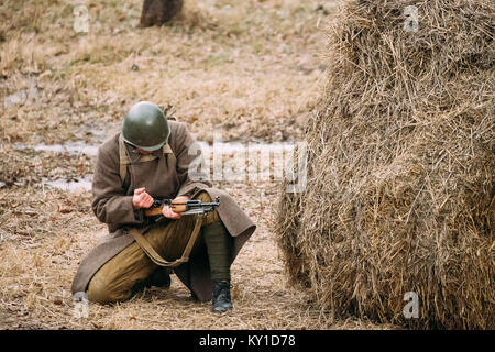 Re-Enactor gekleidet, wie Russische Sowjetische Infanterie Soldat des Zweiten Weltkriegs Nachladen Gewehr Waffe. Stockfoto