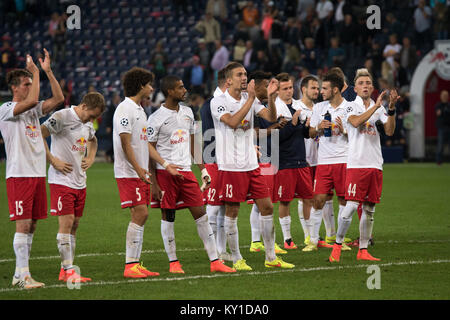 Die Red Bull Salzburg Spieler zahlen Tribut an der Hauptmasse bei Red Bull Arena nach ihrem Gewinn 2-1 über das schwedische Team Malmö FF im Hinspiel der UEFA Champions League Play-offs. Gonzales Foto/Christoph Oberschneider. Stockfoto