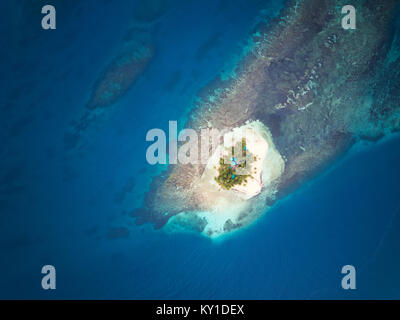 Private Insel auf blauen Karibischen Meer oben anzeigen Stockfoto