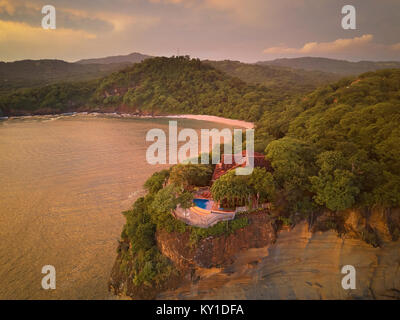 Nicaragua reisen. Sonnenuntergang in aquawellness Bay Klippe Stockfoto