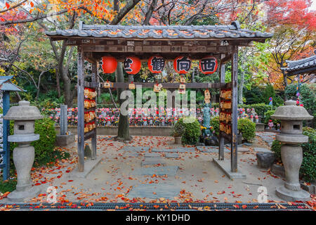 Jizo Statuen für den ungeborenen Kindern an Zojoji Tempel in Tokio Tokio, Japan - 25. NOVEMBER: Priesterin Statue an Zojoji Tempel in Tokio, Japan auf Nove Stockfoto