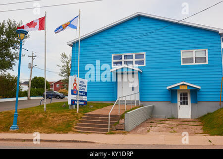Kanadische und Nova Scotia flags außerhalb der Royal Canadian Legion und Kriegsmuseum, Cheticamp, Cape Breton Island, Nova Scotia, Kanada fliegen Stockfoto