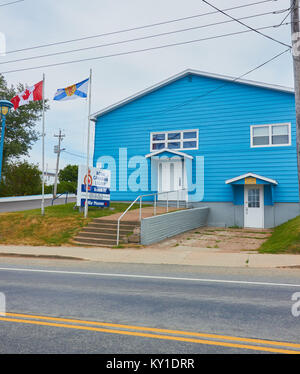 Kanadische und Nova Scotia flags außerhalb der Royal Canadian Legion und Kriegsmuseum, Cheticamp, Cape Breton Island, Nova Scotia, Kanada fliegen Stockfoto