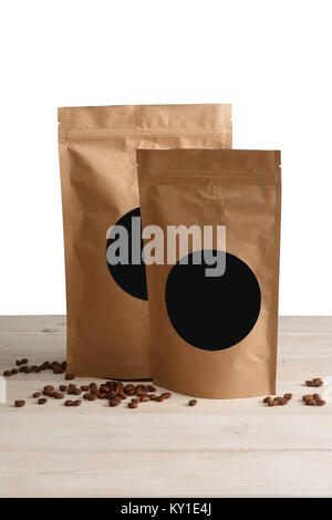 Zwei Mock-up Handwerk Papier Beutel mit Kaffee auf hölzernen Tisch Stockfoto