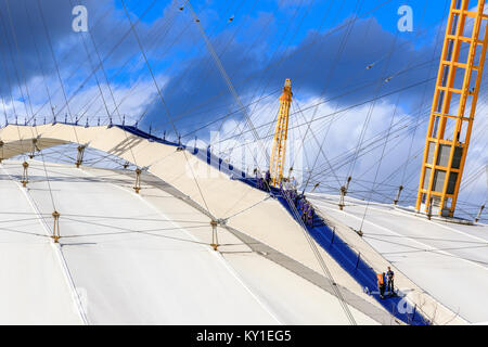 London, Großbritannien - 25 Juni, 2017 - eine Gruppe von Menschen Klettern oben O2 Dome in North Greenwich Stockfoto