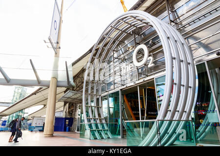 London, Großbritannien - 25 Juni, 2017 - Halbinsel Platz führenden der O2-Arena Eingang, eine große Veranstaltungshalle auf der Greenwich Peninsula Stockfoto