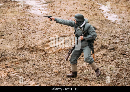 Rogachev, Belarus - Februar 25, 2017: Re-Enactor als Soldat in der deutschen Wehrmacht Infanterie WW II Schießen von Pistole gekleidet Stockfoto