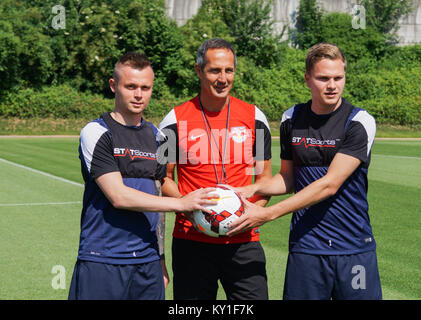 Beim heutigen Training Es wurden drei neue Gesichter: neuer Head Coach Adolf Hütter (C), Dänischen Internationalen Peter Ankersen (L) und Benno Schmitz (R), Salzburg vom FC Bayern München. Gonzales Foto/Christoph Oberschneider. Stockfoto